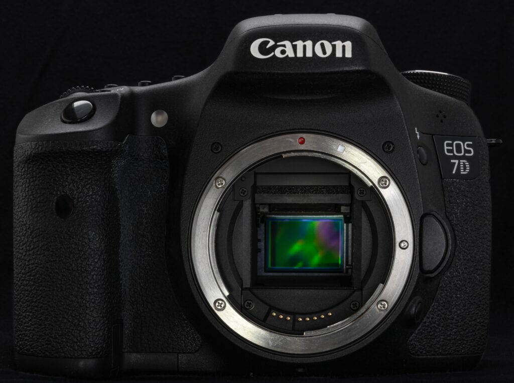 APS-C - sensor in the digital SLR camera Canon EOS 7D © Friedrich Haag / Wikimedia Commons